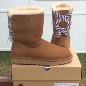 UGG Bailey bow II boot in the color chestnut with diagonal stripes